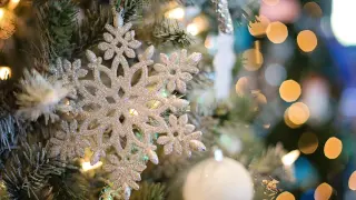Un copo de nieve adorna un árbol de Navidad