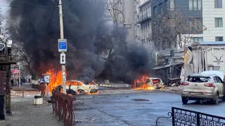 Coches en llamas tras el ataque en Jersón