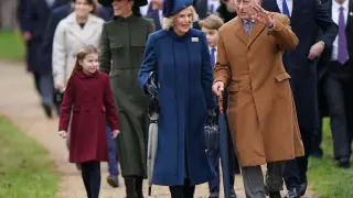 Carlos III y su esposa, Camila, junto a otros miembros de la familia real británica este domingo