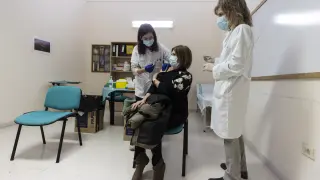 Dos enfermeras vacunan a una mujer esta semana en el centro de salud Delicias Sur