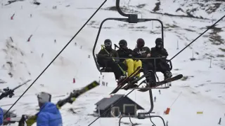 Esquiadores en uno de los remontes de la estación de Formigal Aramón ayer por la mañana