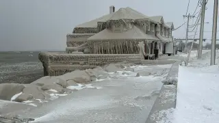 Un restaurante cubierto de hielo en el lago Erie, cerca de Bufflo