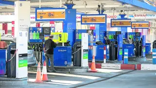Estaciones de servicio como la del Carrefour, ayer, no pararon ayer de servir combustible.