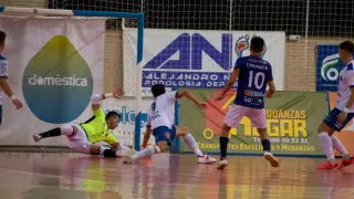 Dani Álvarez ataja un balón en el derbi aragonés de Segunda División de fútbol sala, entre el Sala 10 y el Full Energía