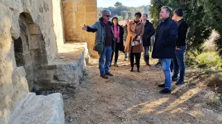 Visita a las obras de rehabilitación de la ermita de Santa Lucía en Ayerbe.