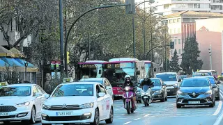 Vista del paseo de María Agustín, uno de los que acumula más tráfico en Zaragoza