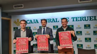 Representantes del Ayuntamiento y la Caja Rural de Teruel muestran el cartel de la nueva edición de la San Silvestre.