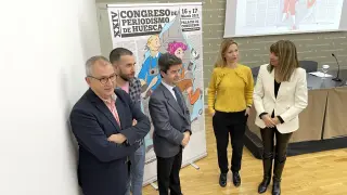 Fernando García Mongay, Pablo Nadal 'Peibols', Luis Felipe, Sara Castillero y Berta Fernández junto al cartel del XXIX Congreso de Periodismo de Huesca.