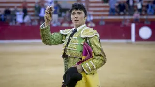 Jorge Isiegas exhibe una oreja tras una notable faena en Zaragoza.