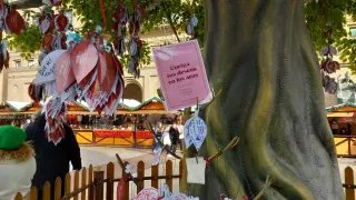 Árbol de los deseos en el Mercado de Navidad de la plaza del Pilar de Zaragoza.