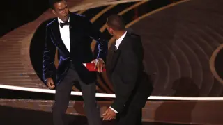 El actor estadounidense Will Smith (d) da una bofetada al humorista y actor Chris Rock durante la gala de los Oscars el 27 de marzo.