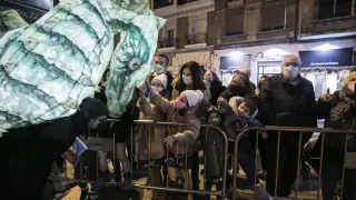 La cabalgata de los Reyes Magos hace sonreír a cientos de niños en Zaragoza.