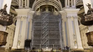 El retablo mayor del Pilar, con los andamios, en la tarde de ayer.