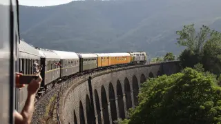 El tren histórico de los miembros de Azaft y los de Madrid que realizó dos viajes a Canfranc el año pasado y se utiliza por primera vez en invierno.