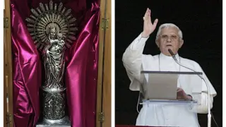A la izquierda, la Virgen del Pilar que el sacerdote zaragozano Ángel Arrebola regaló al papa emérito en una audiencia privada en Roma. A la derecha, Benedicto XVI. .