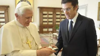 Una imagen de Feijóo con el papa Benedicto XVI, compartida hoy en sus redes sociales.