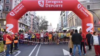 Unos 4.000 corredores han participado en la San Silvestre de Zaragoza.