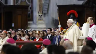 Francisco recuerda a Benedicto XVI y pide oraciones por los que sufren por la guerra en el mundo