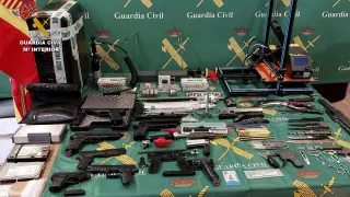 Material incautado por la Guardia Civil tras desmantelar un taller de fabricación de armas.