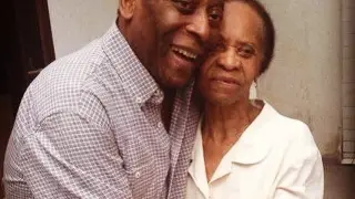 Pelé y su madre en una imagen de archivo con la que el futbolista le felicitaba el día de la Madre en 2022.