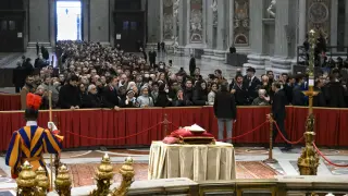 Centenares de personas hacen fila para ver el cuerpo de Benedicto XVI en el Vaticano.