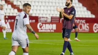 David Timor, centrocampista de la SDHuesca, anima a sus compañeros durante la visita al Albacete de la primera vuelta.