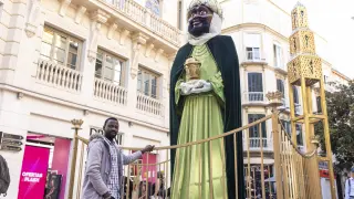 Hady Coulibaly es un africano de Mali que saltó la valla de Melilla y ahora será el rey Baltasar en la cabalgata de los Reyes Magos de Málaga.