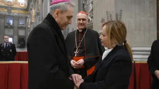 Meloni, entre las primeras personas en despedir los restos de Benedicto XVI en la basílica de San Pedro
