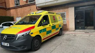 Una ambulancia en una casa de Fuenlabrada.
