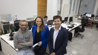 Equipo de Bitbrain –Luis Montesano, María López y Javier Mínguez–, con la nueva ‘Neuro band’.