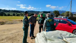 El alcalde de Los Barrios, Miguel Alconchel, en la visita al dispositivo de la Guardia Civil para localizar al felino de grandes dimensiones visto en la zona.