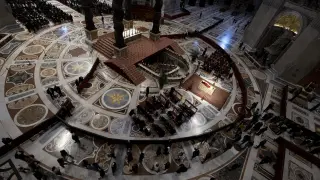 El cuerpo de Benedicto XVI, velado por miles de personas en la basílica de San Pedro, en el Vaticano. VATICAN POPE BENEDICT XVI