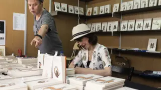 La escritora Irene Vallejo, firmando ejemplares de 'El infinito en un junco' en la última Feria del Libro de Zaragoza.