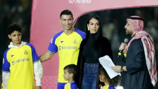 Georgina y Cristiano Ronaldo en su presentación en Al Nassr.