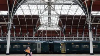 Un pasajero pasa junto a un tren GWR en la estación de Paddington mientras los trabajadores ferroviarios británicos iniciaban el año nuevo con una huelga de una semana en Londres.