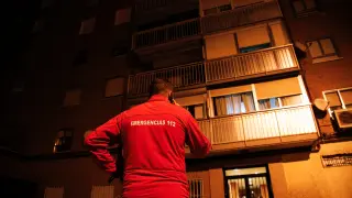 Un trabajador del 112 frente al edificio donde ocurrieron los hechos en Fuenlabrada.