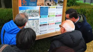 Uno de los paneles informativos de las rutas senderistas del entorno de Casbas de Huesca