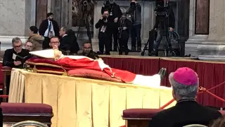 Visitas para dar el último adiós a Benedicto XVI.