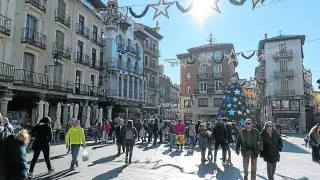 Los turistas recorrían ayer la plaza del Torico de la capital turolense, en plenas fiestas navideñas.