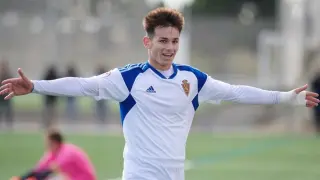 Pau Sans, el artillero del Real Zaragoza juvenil, en la celebración de un gol.