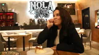 Teresa Sanz en pleno disfrute de la famosa tarta de queso de Nola Gras.