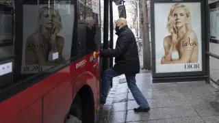 Un usuario sube al bus urbano, ayer, en una de las paradas del centro
