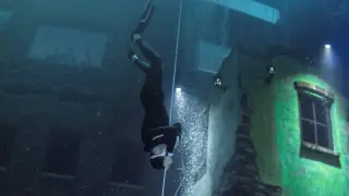 Alberto Álvarez, buceando al fondo de la mayor piscina del mundo, en Dubái, practicando apnea.
