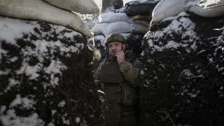 Un militar ucraniano en una trinchera en el frente en la región de Donetsk.