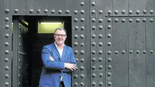 Jorge Olague, en la puerta de la Casa de los Torrero de Zaragoza donde tiene su sede Unicef.