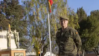 El coronel Javier Sanz Maldonado, esta mañana en el cuartel del Regimiento de Pontoneros en Monzalbarba.