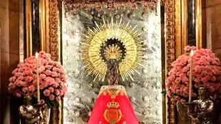 La Virgen del Pilar, luciendo el manto erróneo.
