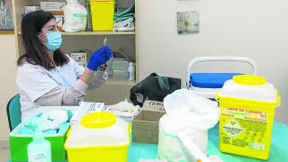 Una enfermera prepara las vacunas en el centro de salud Delicias Sur de Zaragoza.