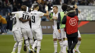 Los jugadores del Real Madrid celebran la victoria ante el Valencia, al término del partido de semifinales de la Supercopa