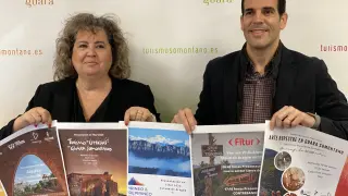 María Morera y Daniel Gracia con las cartelas de las cinco presentaciones que darán a conocer en Fitur.